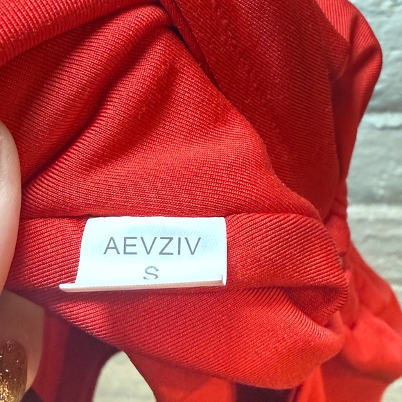 AEVZIV Red Sleeveless Crop Top - Picture 4 of 4